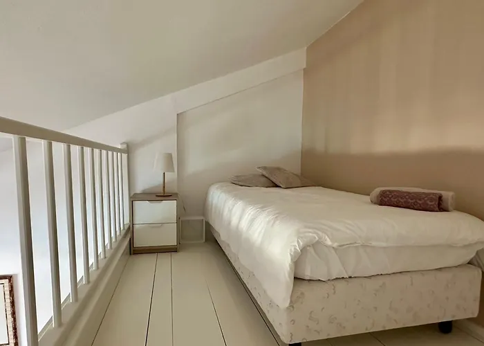 The Tree House 96c - * ラゴス